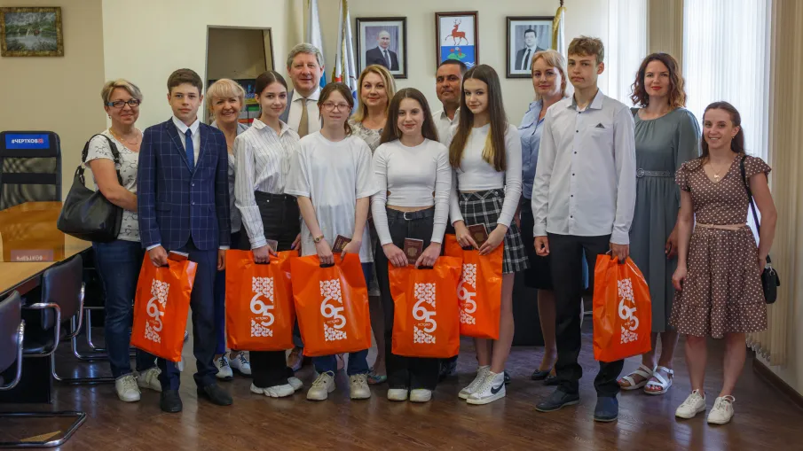 Торжественное вручение паспортов юным гражданам России