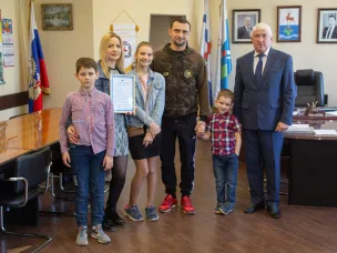 Церемония вручение свидетельств  молодым семьям