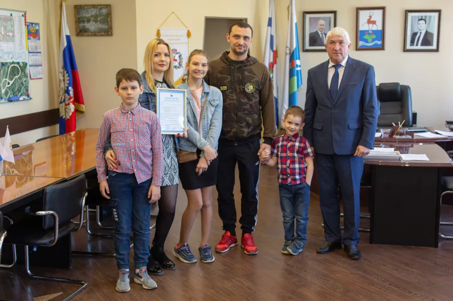 Церемония вручение свидетельств  молодым семьям