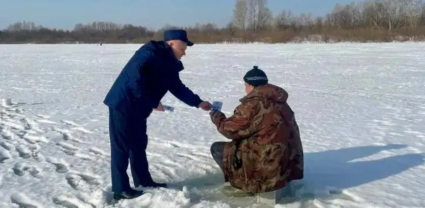 МЧС России напоминает: выход на лёд запрещён!