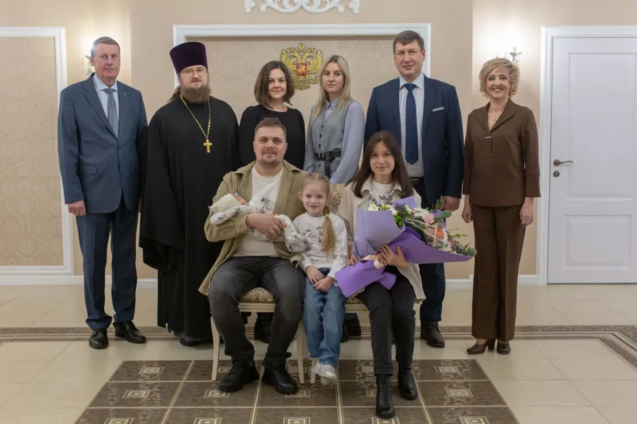 В Кстовском ЗАГСе чествовали ребёнка, рожденного в декабре