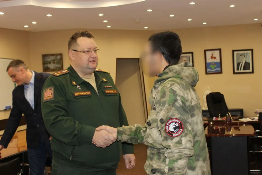 В администрации Кстовского муниципального округа прошло награждение нашего земляка, с позывным «Артур», вернувшегося из зоны проведения СВО.