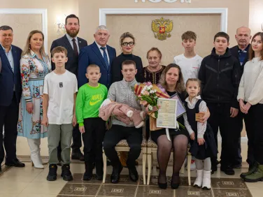 Вручение свидетельства о первом рождении в 2025 году. 13.01
