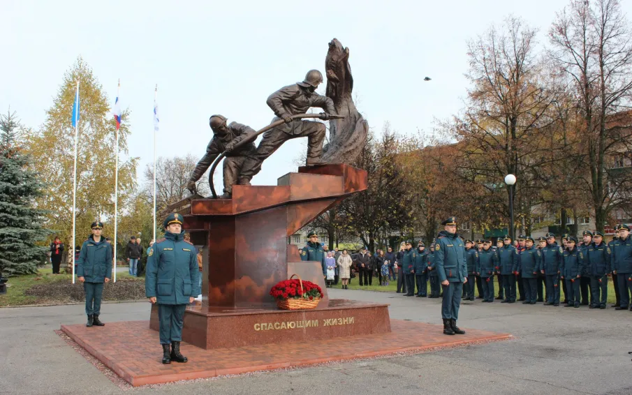 В Кстове прошло открытие памятника «Спасающим жизни»