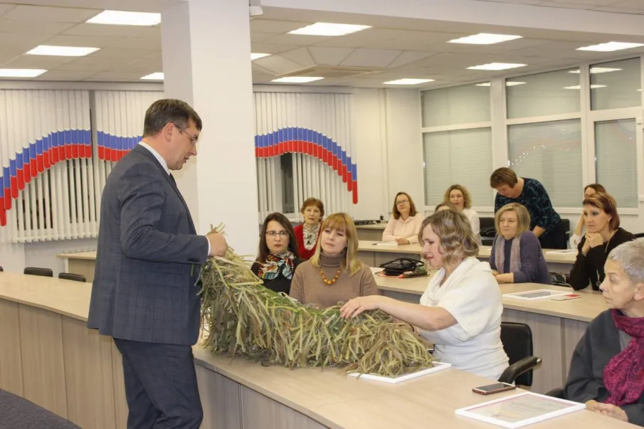 Состоялась встреча главы местного самоуправления Кстовского муниципального округа Ивана Уланова с волонтерами, изготавливающими маскировочные сети и оказывающими иную помощь военнослужащим СВО.