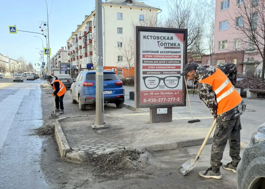 В Кстовском районе бригады чистят прибордюрные полосы, собирают мусор  и приводят в порядок остановки
