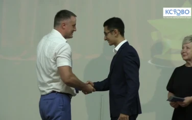 Вручение медалей и аттестатов выпускникам