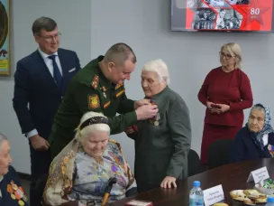 Торжественное вручение юбилейных медалей ветеранам ВОВ и труженикам тыла
