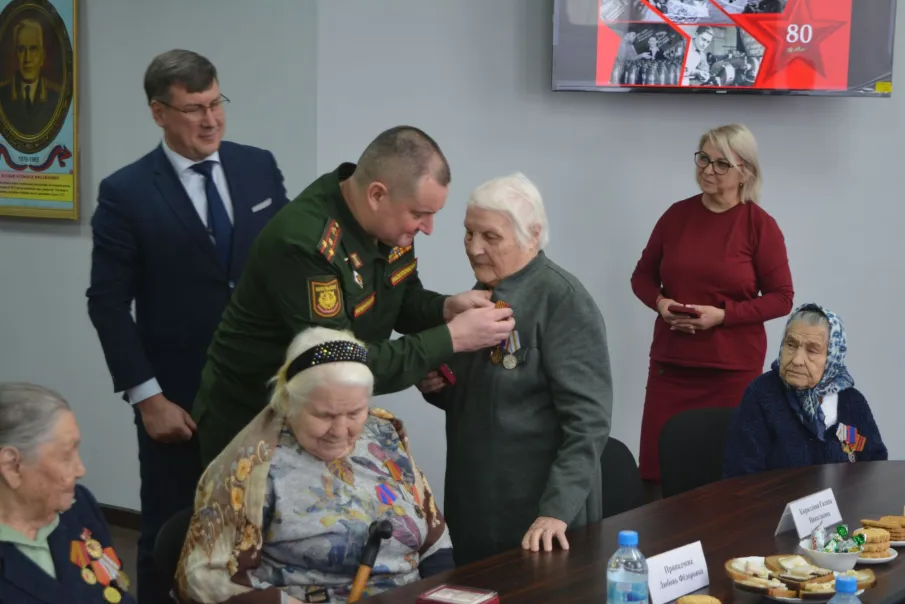 Торжественное вручение юбилейных медалей ветеранам ВОВ и труженикам тыла